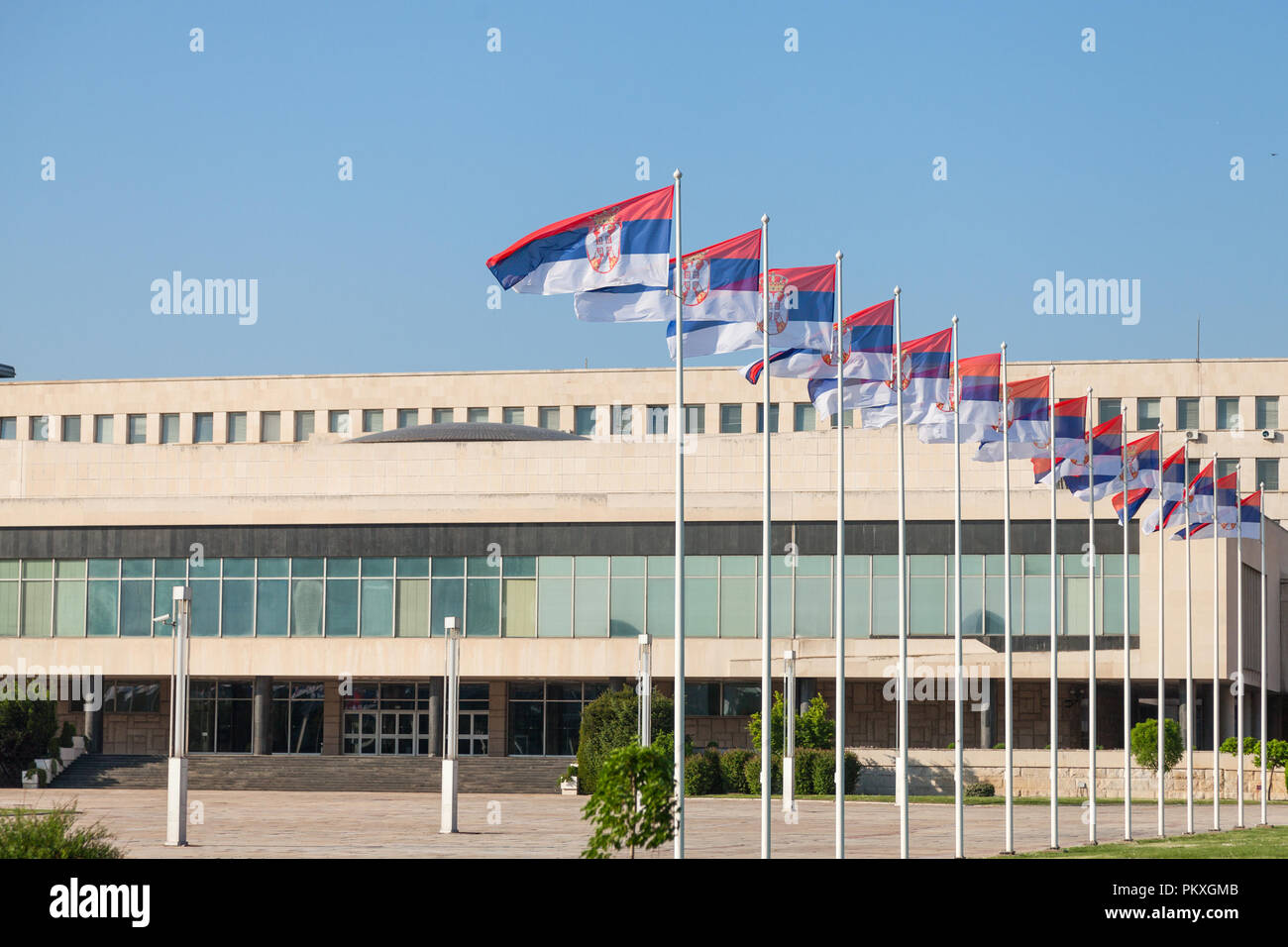 Flaggen Serbien Verzicht vor SIV, auch als Palata Srbija oder Palast von Serbien bekannt. Es ist der Sitz der serbischen Regierung und der o Stockfoto