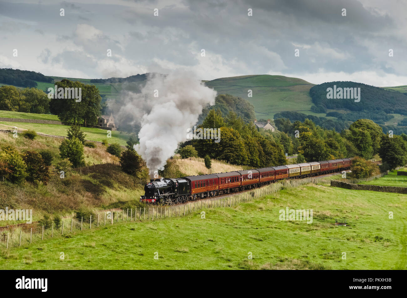 Die kurze Begegnung Nostalgie Dampfzug durch die LMS-Klasse 8F, 2-8-0, 48151, durch die Yorkshire Dales in der Nähe von Settle Stockfoto