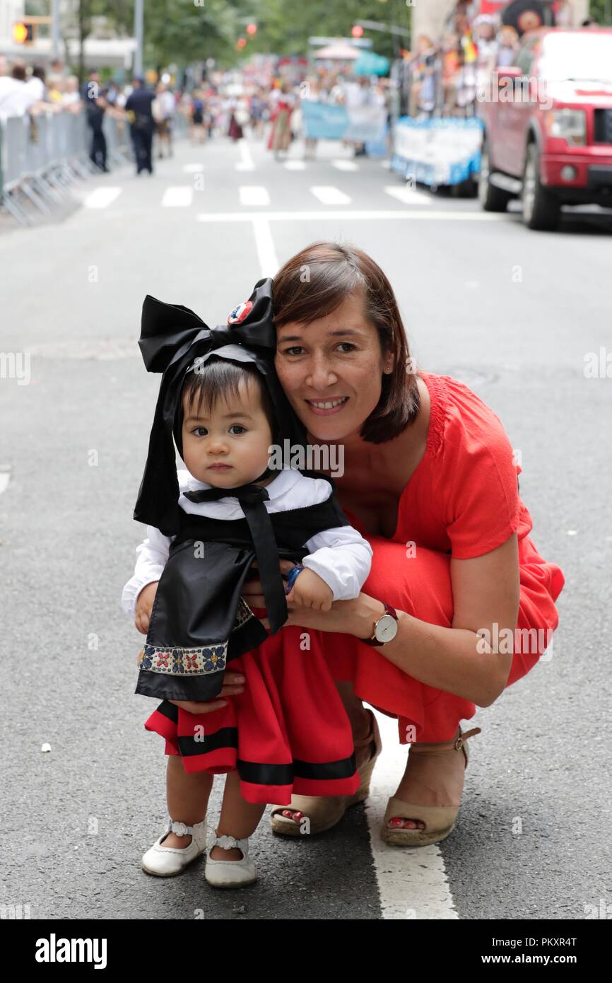 Fifth Avenue, New York, USA, 15. September, 2018 - 13 Monat Ella und ihre Mutter aus dem Elsass nahmen an den 61 ersten Steuben Parade heute in New York City. Fotos: Luiz Rampelotto/EuropaNewswire | Verwendung der weltweiten Kredit: dpa Picture alliance/Alamy leben Nachrichten Stockfoto