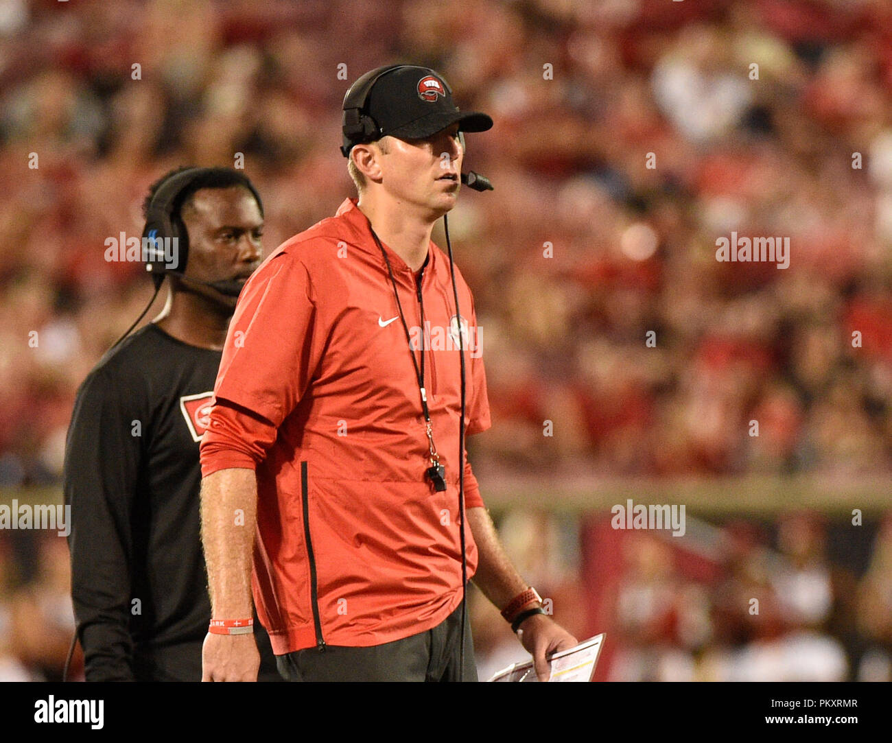 In Kentucky, USA. September 15, 2018 Western Kentucky Hilltoppers Head Coach Mike Sanford Jr Uhren in der zweiten Jahreshälfte eine NCAA Football Spiel zwischen der Western Kentucky Hilltoppers und die Louisville Kardinäle bei Kardinal Stadion in Louisville, Ky. WKU fällt nach Louisville 20-17 Steve Roberts CSM Credit: Cal Sport Media/Alamy leben Nachrichten Stockfoto