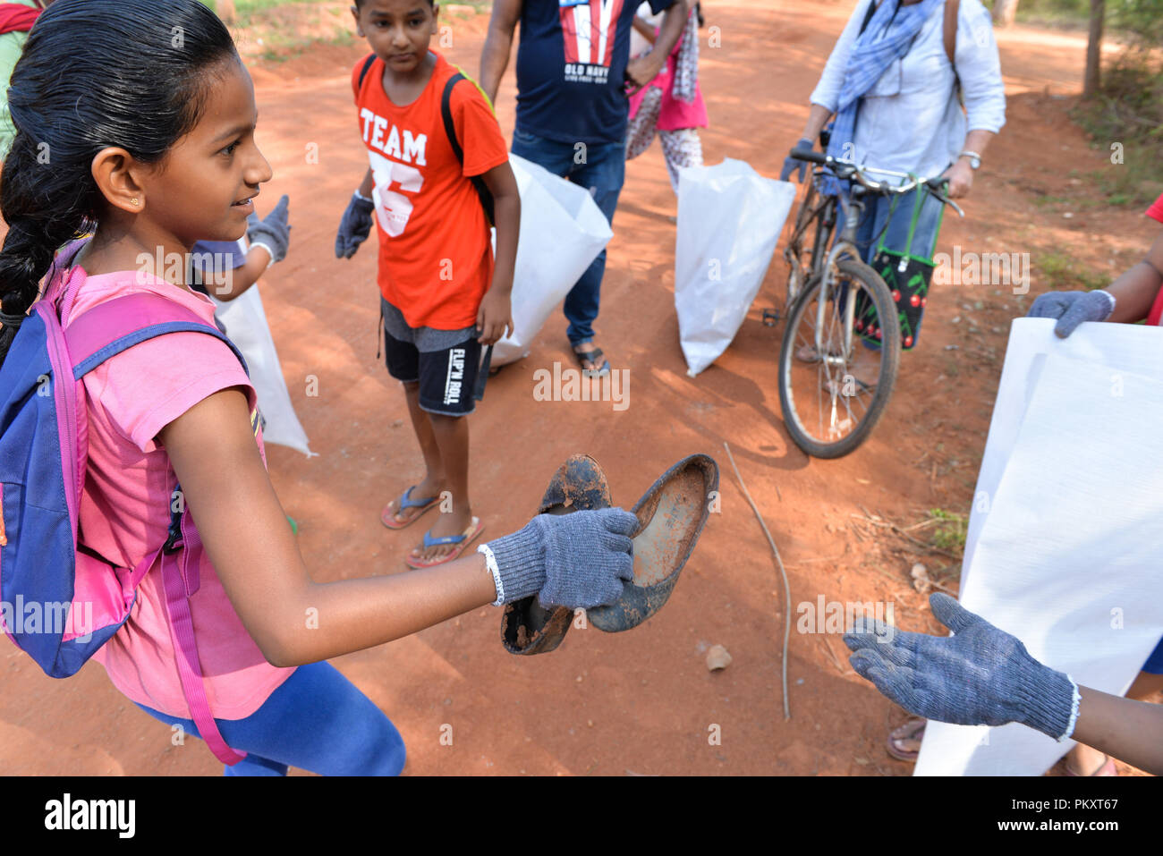 Auroville, Indien. 15. September 2018. Eine große Beteiligung von allen Seiten von Auroville in Welt Cleanup Day. Kinder der Schulen bei der Arbeit. Die Kampagne in Auroville wurde gemeinsam von Auroville Clean Up Gruppe, EcoService, Let's Talk Trash, Upcycling Studio und WasteLess geplant. • Der Abfall gesammelt und an der Quelle in 3 Kategorien (PET-Flaschen, Glas- und gemischte Abfälle) • Gewicht durch Kategorie: PET-Flaschen = 37,1 kg, Glas=699.3 Kilo und gemischte Abfälle = 1,247.4 Kilo Credit: Marco Saroldi/Alamy Leben Nachrichten getrennt Stockfoto