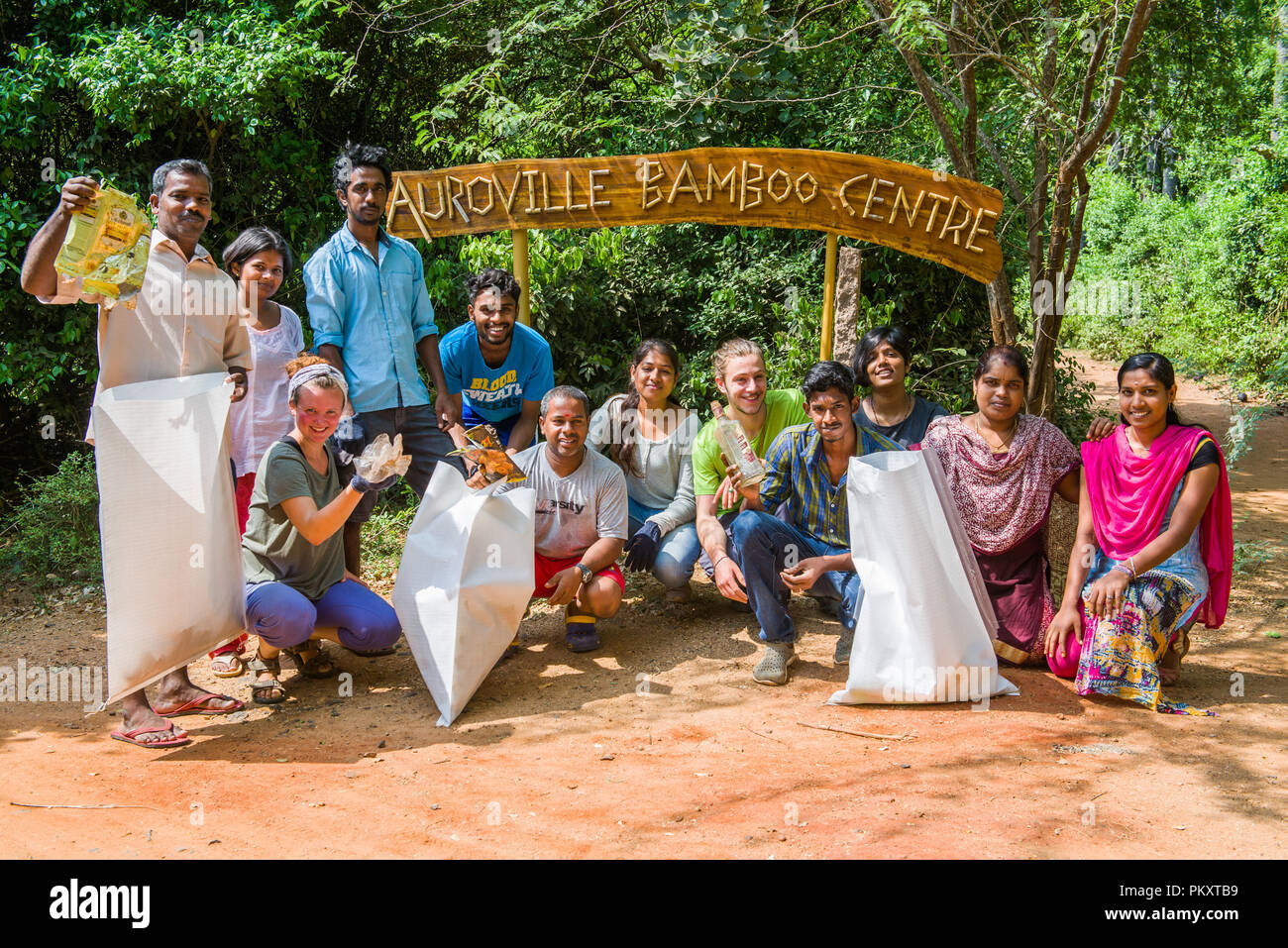 Auroville, Indien. 15. September 2018. Eine große Beteiligung von allen Seiten von Auroville in Welt Cleanup Day. Die Kampagne in Auroville wurde gemeinsam von Auroville Clean Up Gruppe, EcoService, Let's Talk Trash, Upcycling Studio und WasteLess geplant. • Der Abfall gesammelt und an der Quelle in 3 Kategorien (PET-Flaschen, Glas- und gemischte Abfälle) • Gewicht durch Kategorie: PET-Flaschen = 37,1 kg, Glas=699.3 Kilo und gemischte Abfälle = 1,247.4 Kilo Credit: Marco Saroldi/Alamy Leben Nachrichten getrennt Stockfoto
