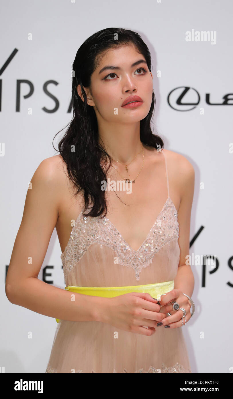 Tokio, Japan. 15 Sep, 2018. Japanische Modell Rina Fukushi stellt für Foto bei der Eröffnung der Nacht der Vogue Fashion, 2018 in Tokio am Samstag, 15. September 2018. Rund 600 Geschäfte teilgenommen - Nacht Mode Shopping Event in Tokio in Tokio. Credit: Yoshio Tsunoda/LBA/Alamy leben Nachrichten Stockfoto