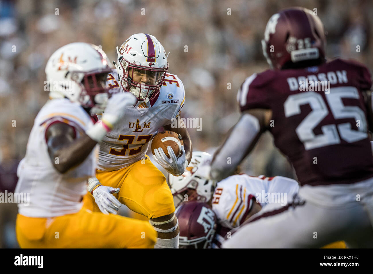 College Station, Texas, USA. 15 Sep, 2018. - Monroe Warhawks zurück Austin Vaughn (33) läuft, für positive yardage während der NCAA Football Spiel zwischen der Monroe Warhawks und der Texas A&M Aggies am Kyle Feld in College Station, Texas. Texas A&M besiegt - Monroe 48-10. Prentice C. James/CSM/Alamy leben Nachrichten Stockfoto