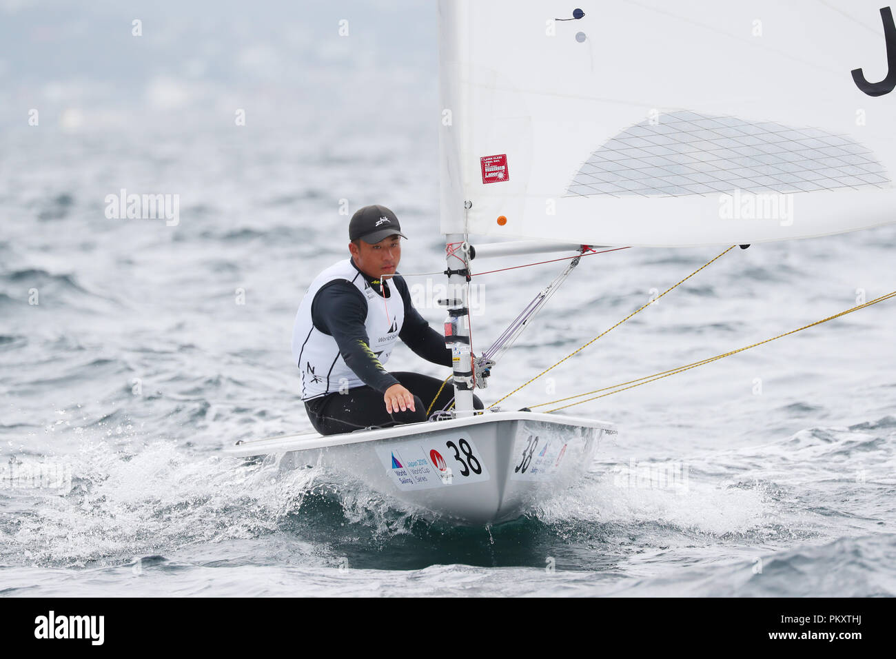 Kanagawa, Japan. 15 Sep, 2018. Ao Higuchi (JPN) Segeln: World Cup Serie Enoshima Männer Laser in Kanagawa, Japan. Credit: YUTAKA/LBA SPORT/Alamy leben Nachrichten Stockfoto