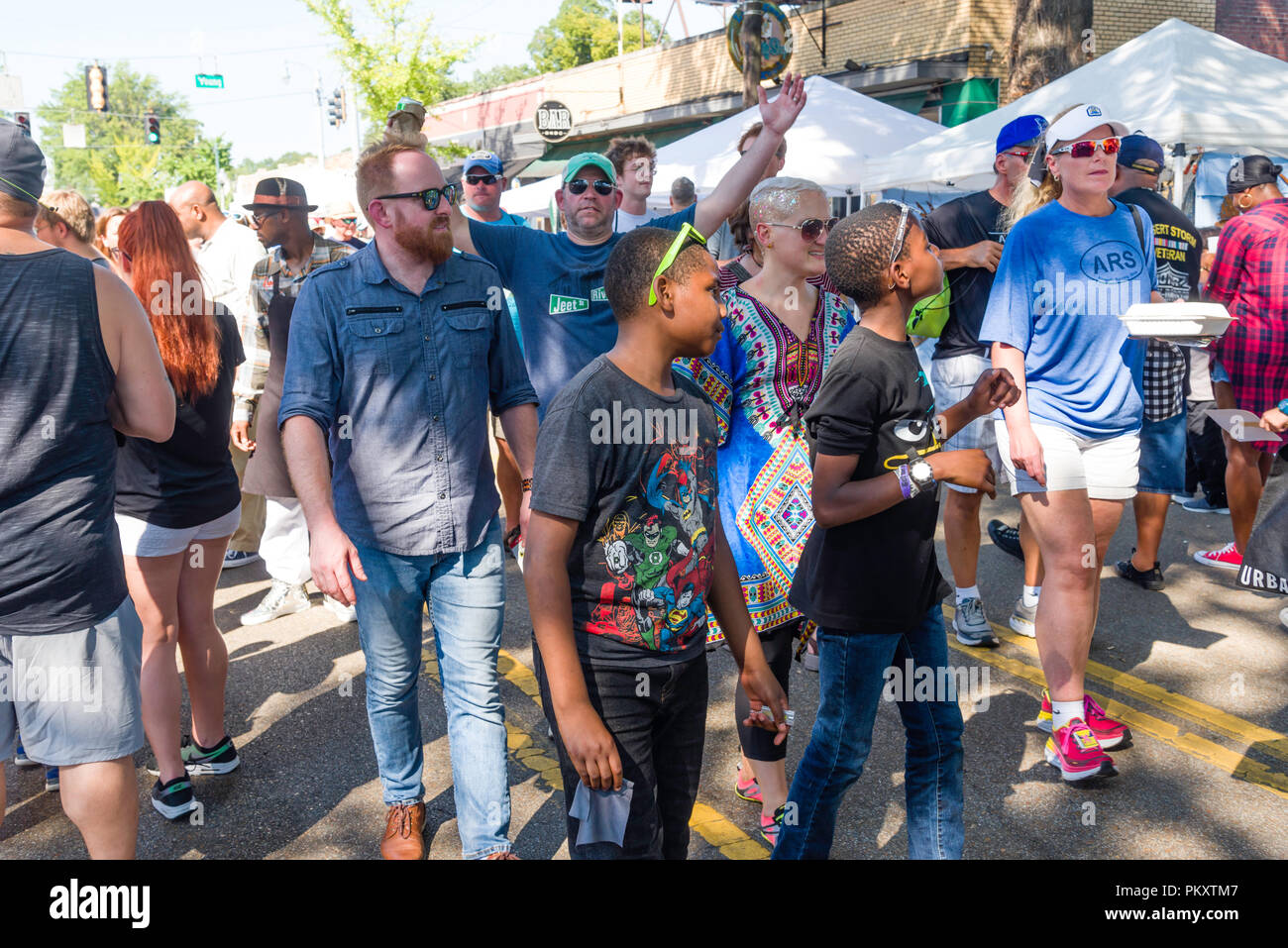 Memphis, Tennessee. 15. September 2018. Cooper-Young Festival 2018, Memp. Seine, Tennessee. Die größte eintägige Festival in Tennessee. Die Leute genießen die letzten Sommer mit Kunst, Essen und gute Musik. Credit: Gary Culley/Alamy leben Nachrichten Stockfoto