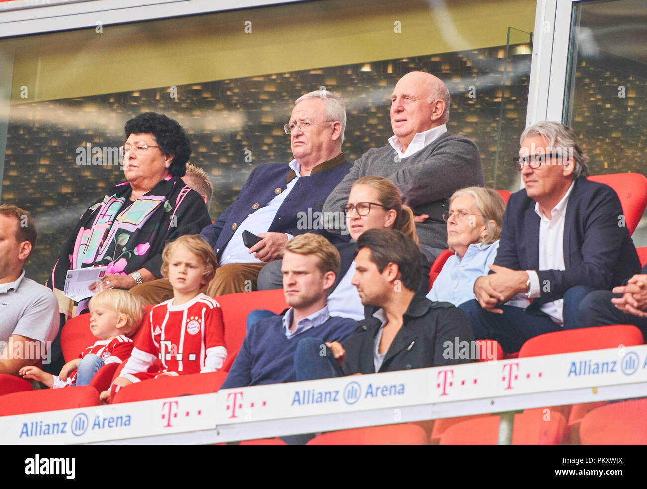 München, Deutschland. 15. September 2018. Dr. Martin Winterkorn, VW-Chef Ex Vorstandsvorsitzender, mit Frau Anita, Links zu Ihm, Dieter Hoeness, Rechts, Uli Hoeneß (FCB) Ehefrau Susi neben Jörg WACKER, Geschäftsführer internationale Angelegenheiten, rechts FC BAYERN MÜNCHEN - Bayer 04 Leverkusen 3-1 - DFL-Bestimmungen verbieten die Verwendung von Fotografien als BILDSEQUENZEN und/oder quasi-VIDEO - 1. Deutsche Fussball Liga, München, 15. September 2018, Saison 2018/2019, Spieltag 4 © Peter Schatz/Alamy leben Nachrichten Stockfoto