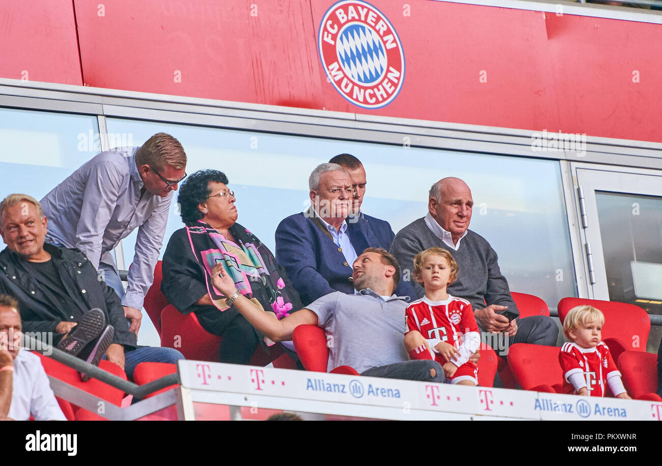 München, Deutschland. 15. September 2018. Dr. Martin Winterkorn, VW-Chef Ex Vorstandsvorsitzender, mit Frau Anita, Dieter Hoeneß, FC BAYERN MÜNCHEN - Bayer 04 Leverkusen 3-1 - DFL-Bestimmungen verbieten die Verwendung von Fotografien als BILDSEQUENZEN und/oder quasi-VIDEO - 1. Deutsche Fussball Liga, München, 15. September 2018, Saison 2018/2019, Spieltag 4 © Peter Schatz/Alamy leben Nachrichten Stockfoto