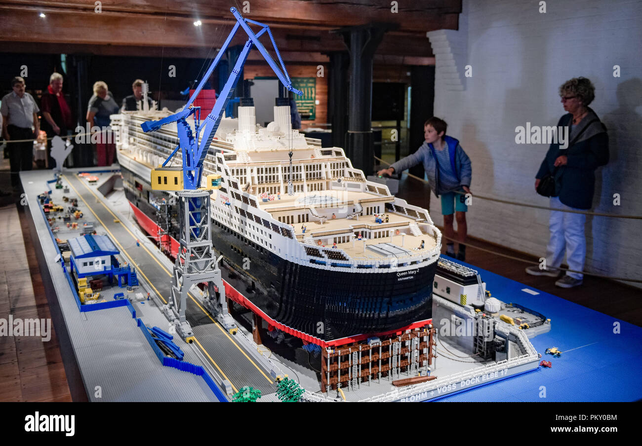 Hamburg, Deutschland. 16.September 2018. Die Besucher der Internationalen  Schiffsmodell Tage werden in der Lage sein, die mehrere Meter lange  Kreuzfahrtschiff Queen Mary II, aus Lego gebaut zu sehen. Bastler und  Aussteller aus