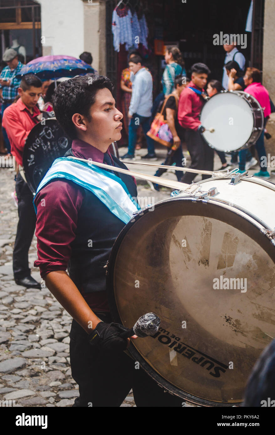 Heranwachsende Junge spielt die Trommel in marching band Street Parade während der Dia de la Independencia 2018 (Tag der Unabhängigkeit) in Antigua Guatemala Stockfoto