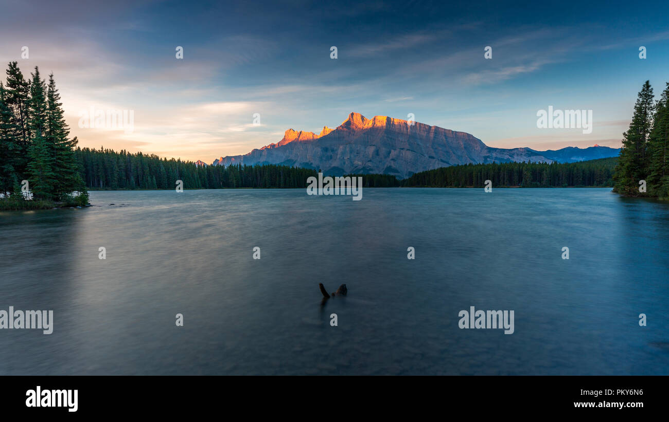 Zwei Jack See mit Sonnenaufgang auf dem Mount Rundle Stockfoto