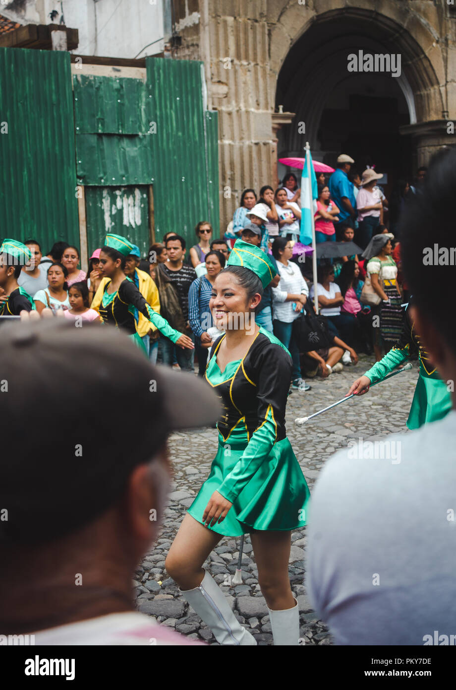 Junge Mädchen in Uniform Tanz in einer Blaskapelle street parade für Dia de la Independencia (Tag der Unabhängigkeit) in Antigua Guatemala 2018 Stockfoto