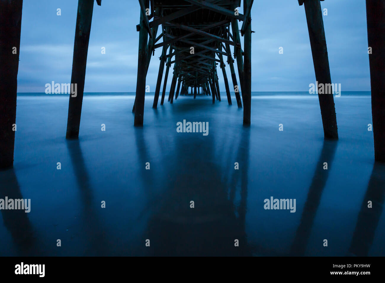 Einem Pier in North Carolina von unten mit langen Belichtungszeiten Stockfoto