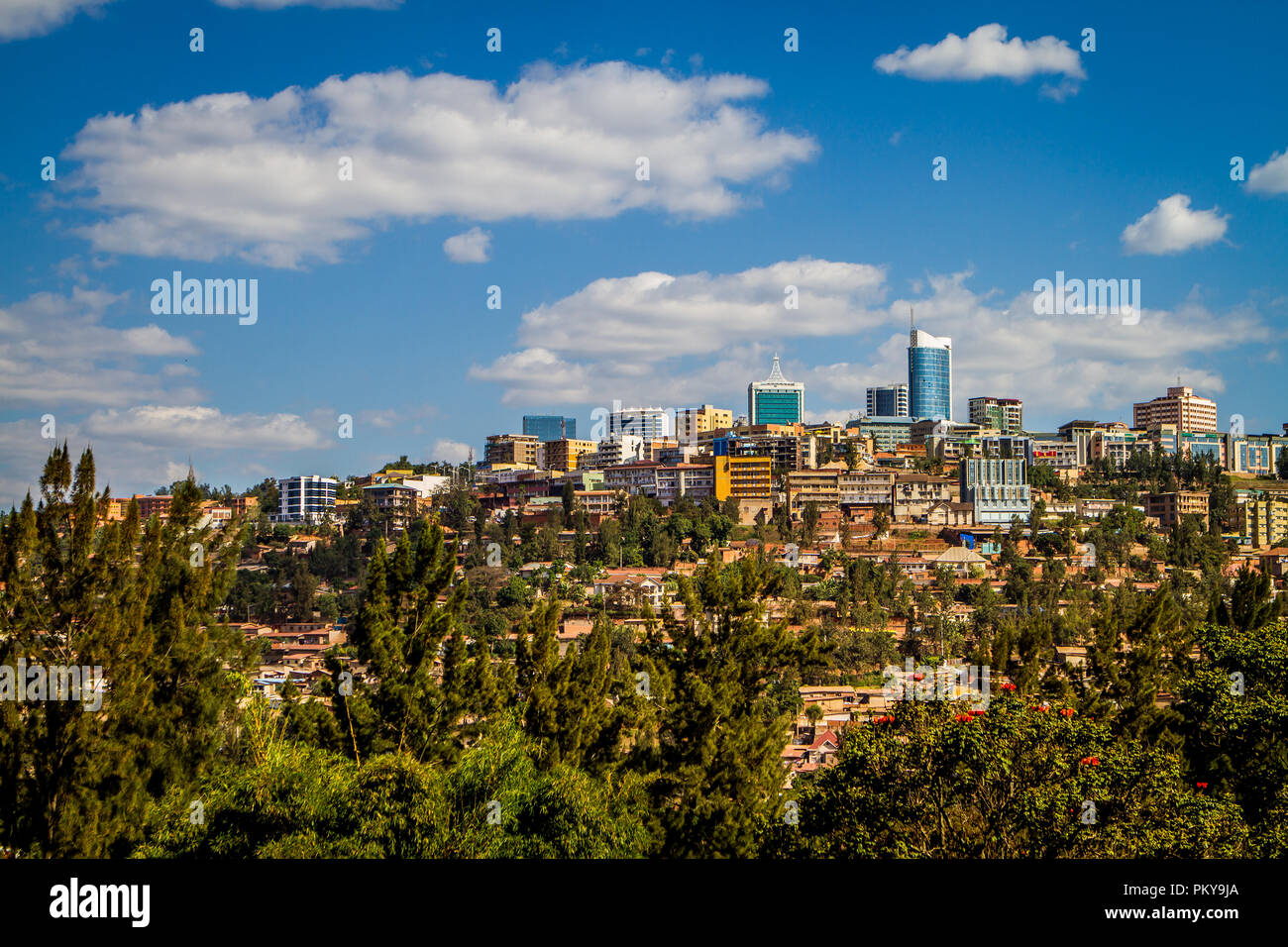 Die Innenstadt von Kigali Skyline an einem sonnigen Sommertag mit blauem Himmel. Stockfoto