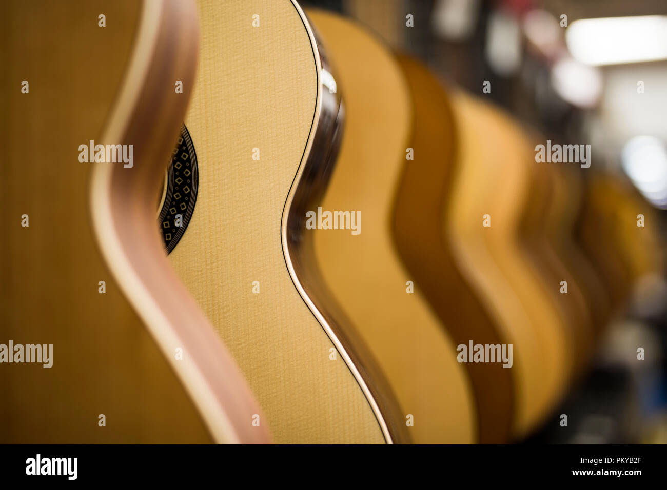 Nahaufnahme auf akustische Gitarren in Zeile im Music Shop Stockfoto