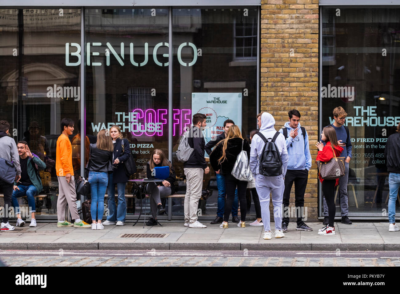Benugo, Commercial Road, Bezirk Tower Hamlets, London, England, Großbritannien Stockfoto
