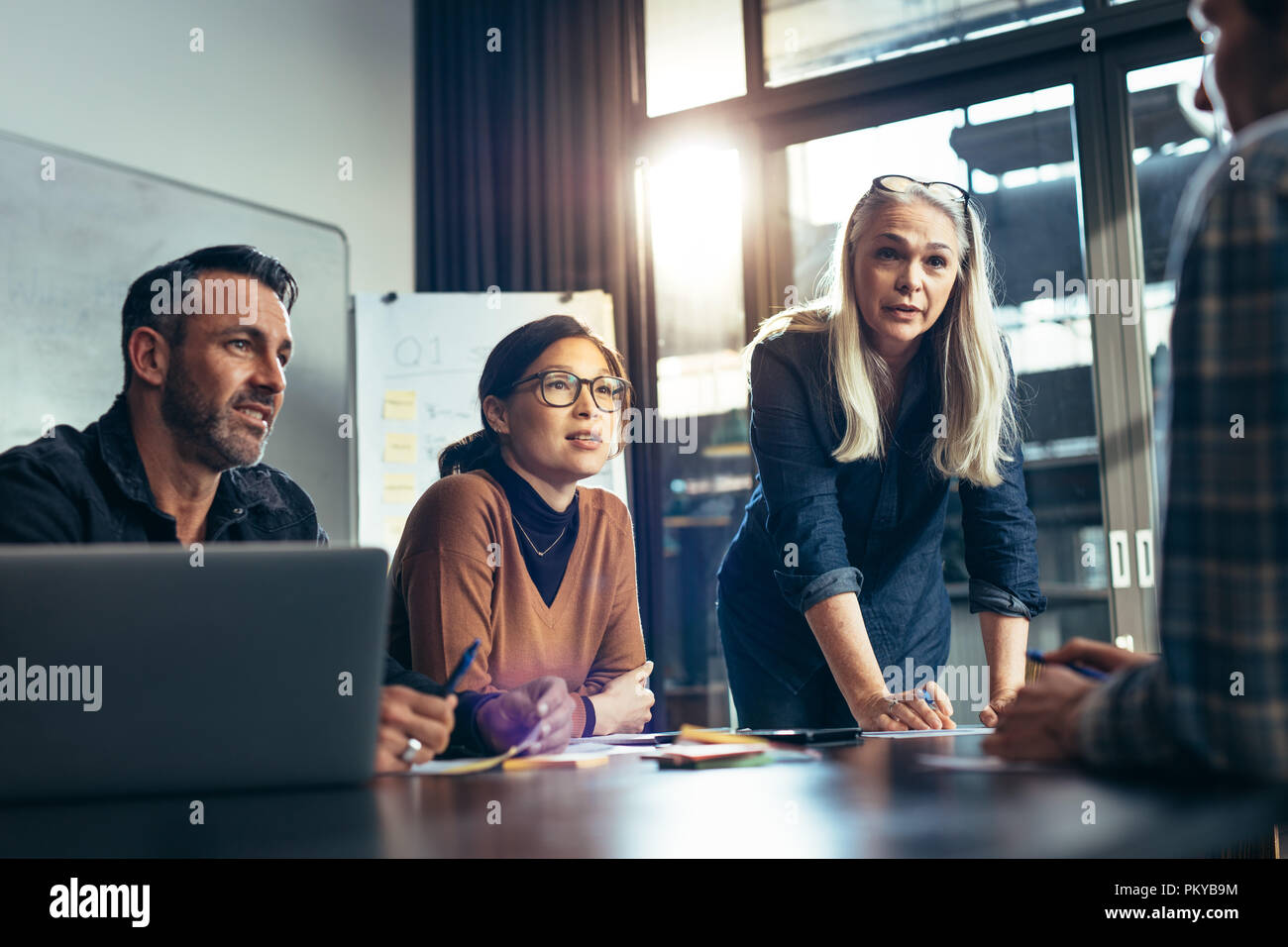 Geschäftsleute, die Aufmerksamkeit auf die Kollegen Diskussion im Konferenzraum. Business Team im Konferenzraum Brainstorming. Stockfoto