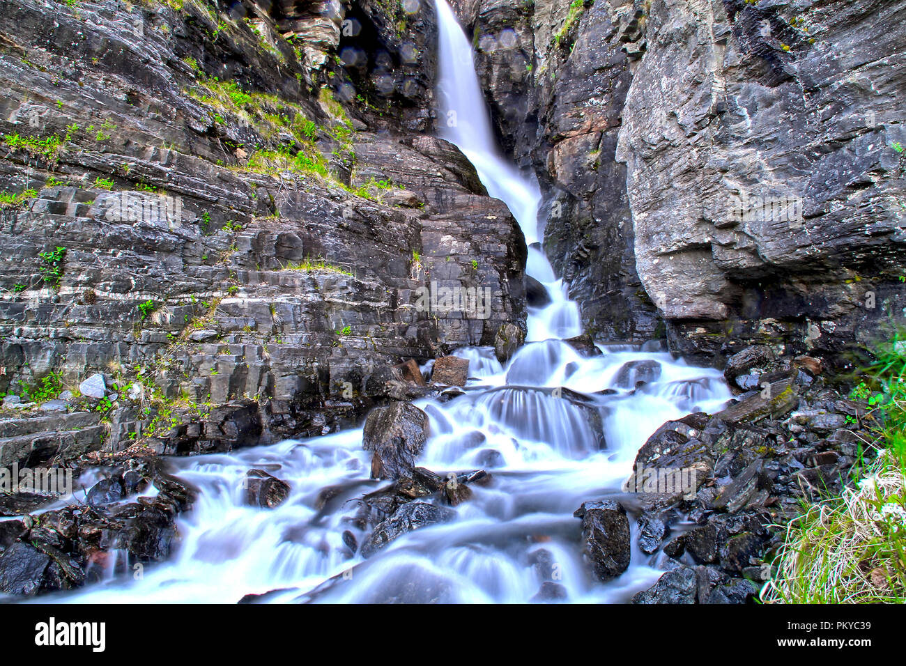 Das Wasser fällt nach unten von den Fjorden in Norwegen Stockfoto