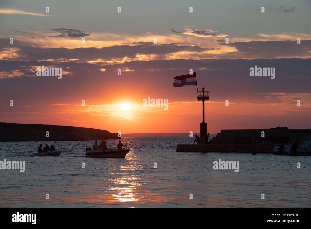 Kroatische Flagge im Wind bei Sonnenuntergang fliegen im Hafen Stockfoto