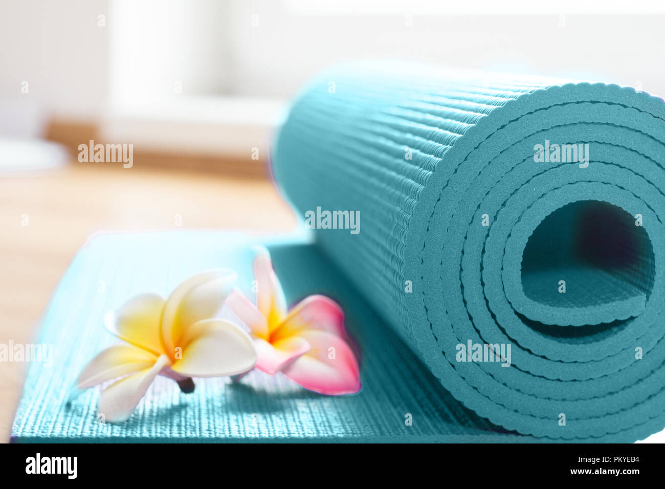 Yoga-Matte am Boden Stockfoto