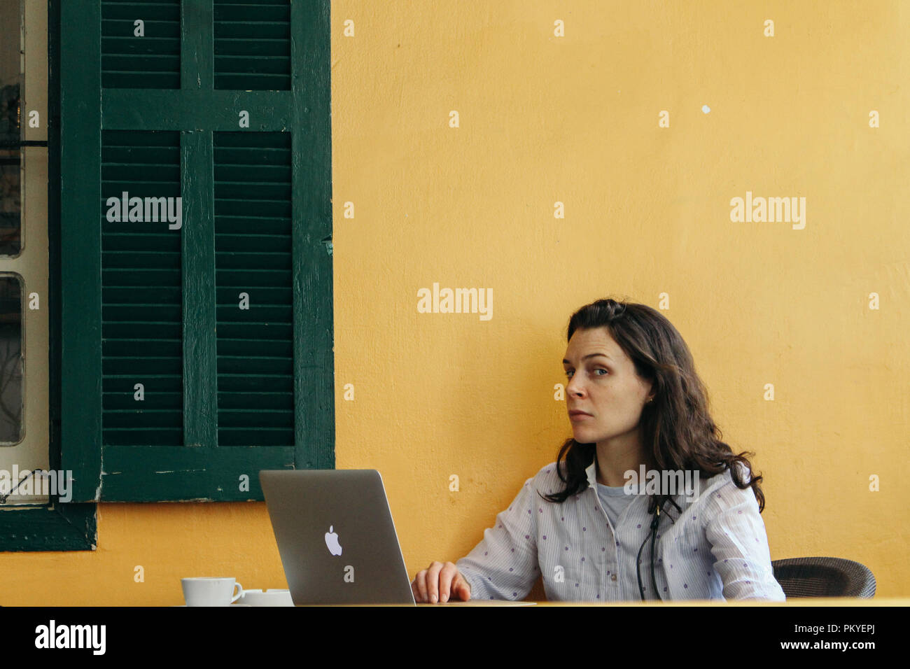 Eine Frau auf den Laptop in Beirut, Libanon 2018 arbeiten Stockfoto