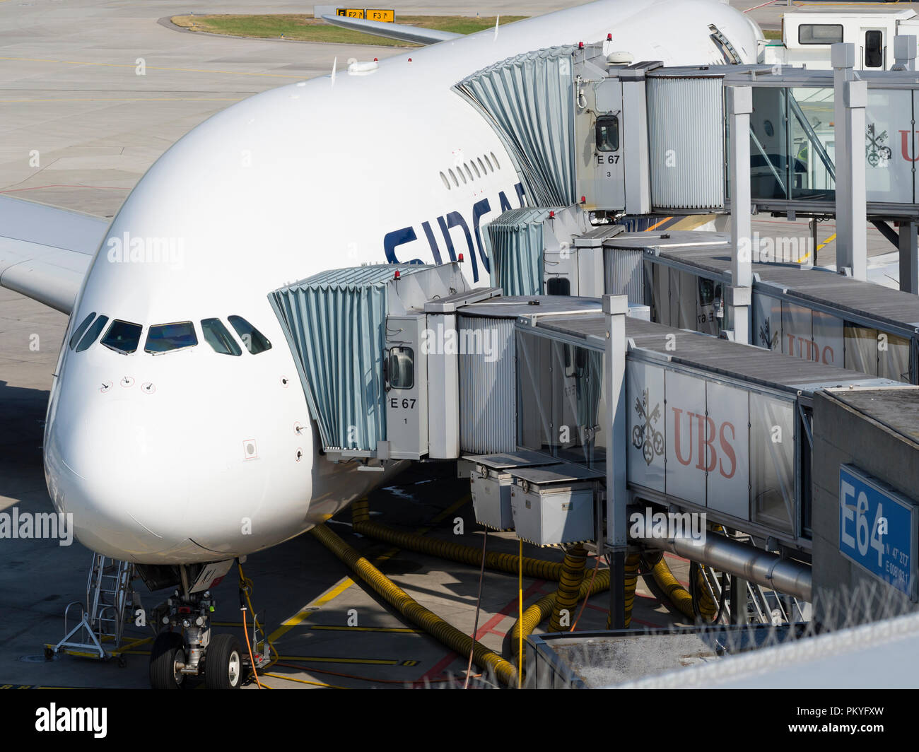 Ein Airbus A380 der Singapore Airlines beim Boarding am Flughafen  Zürich-Kloten. Deck Jettys auf zwei Ebenen verbinden Sie die riesigen  Flugzeuge mit dem Tor Stockfotografie - Alamy