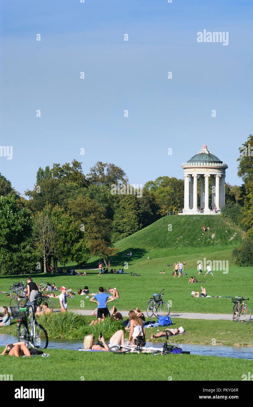 München, München: Englischer Garten (englischer Garten), Blick zum Tempel Monopteros, stream Schwabinger Bach, Badegast, Sonnenanbeter, Menschen, Oberbayern, Obere Stockfoto