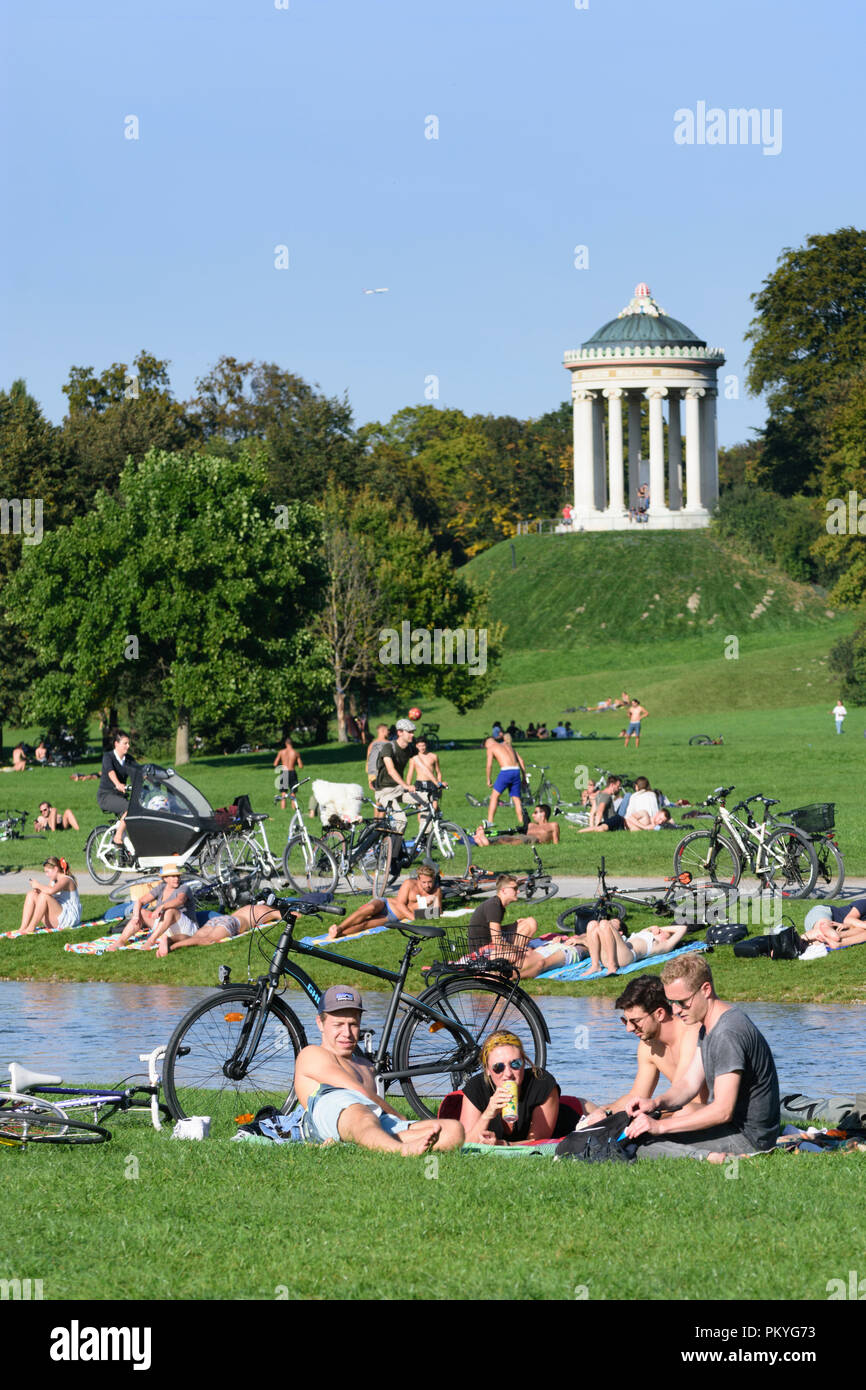 München, München: Englischer Garten (englischer Garten), Blick zum Tempel Monopteros, stream Schwabinger Bach, Badegast, Sonnenanbeter, Menschen, Oberbayern, Obere Stockfoto