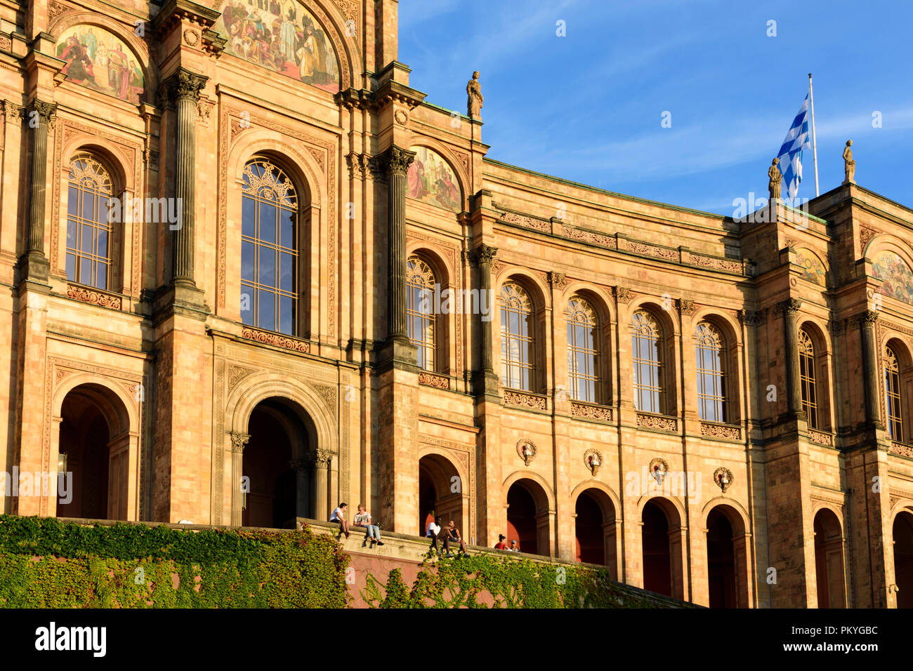 München, München: Maximilianeum (Sitz des Landtags von Bayern), Flagge von Bayern, Oberbayern, Oberbayern, Bayern, Bayern, Deutschland Stockfoto