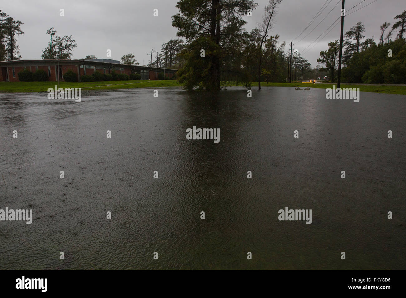 Eine überflutete Bereich auf Camp Lejeune, N.C., während Hurrikan Florenz, Sept. 15, 2018. Hurrikan Florenz beeinflusst MCB Camp Lejeune und Marine Corps Air Station New River mit Perioden von starken Winden, starken Regenfällen, Überschwemmungen der städtischen und niedrig liegenden Gebieten, Hochwasser und Sturmfluten an der Küste. (U.S. Marine Corps Foto von Lance Cpl. Jesaja Gomez) Stockfoto