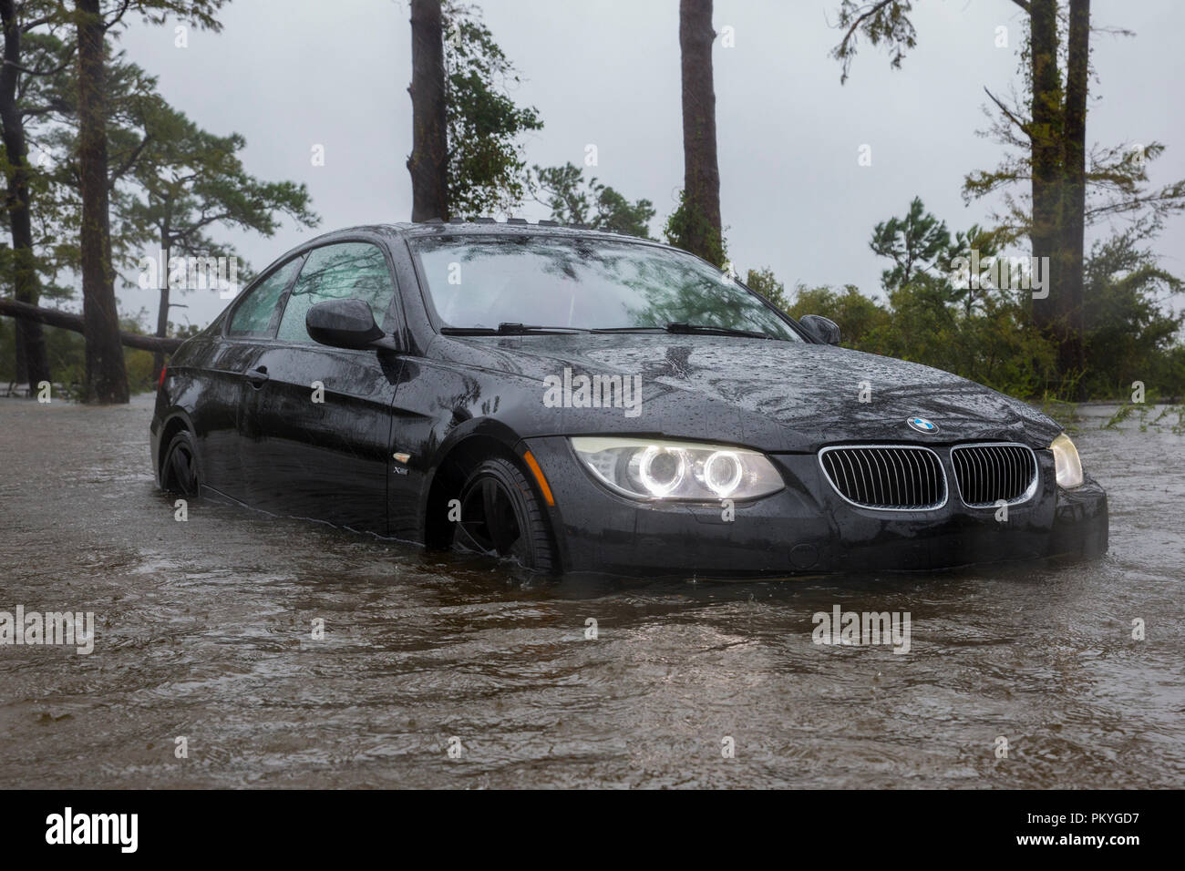 Ein Auto ist während des Hurrikans Florenz, auf die Marine Corps Base Camp Lejeune, Sept. 15, 2018 überflutet. Hurrikan Florenz beeinflusst MCB Camp Lejeune und Marine Corps Air Station New River mit Perioden von starken Winden, starken Regenfällen, Überschwemmungen der städtischen und niedrig liegenden Gebieten, Hochwasser und Sturmfluten an der Küste. (U.S. Marine Corps Foto von Lance Cpl. Jesaja Gomez) Stockfoto