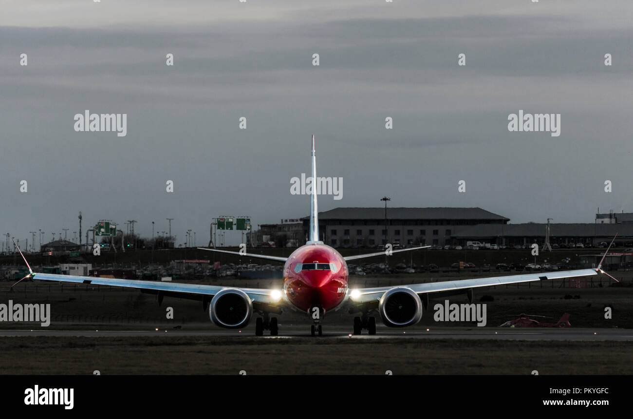 Cork, Irland, 29. März 2018. Eine norwegische Air Boeing 737 schaltet sich am Ende der Start- und Landebahn nach einem transatlantischen Flug von Boston in den Vereinigten Sta Stockfoto