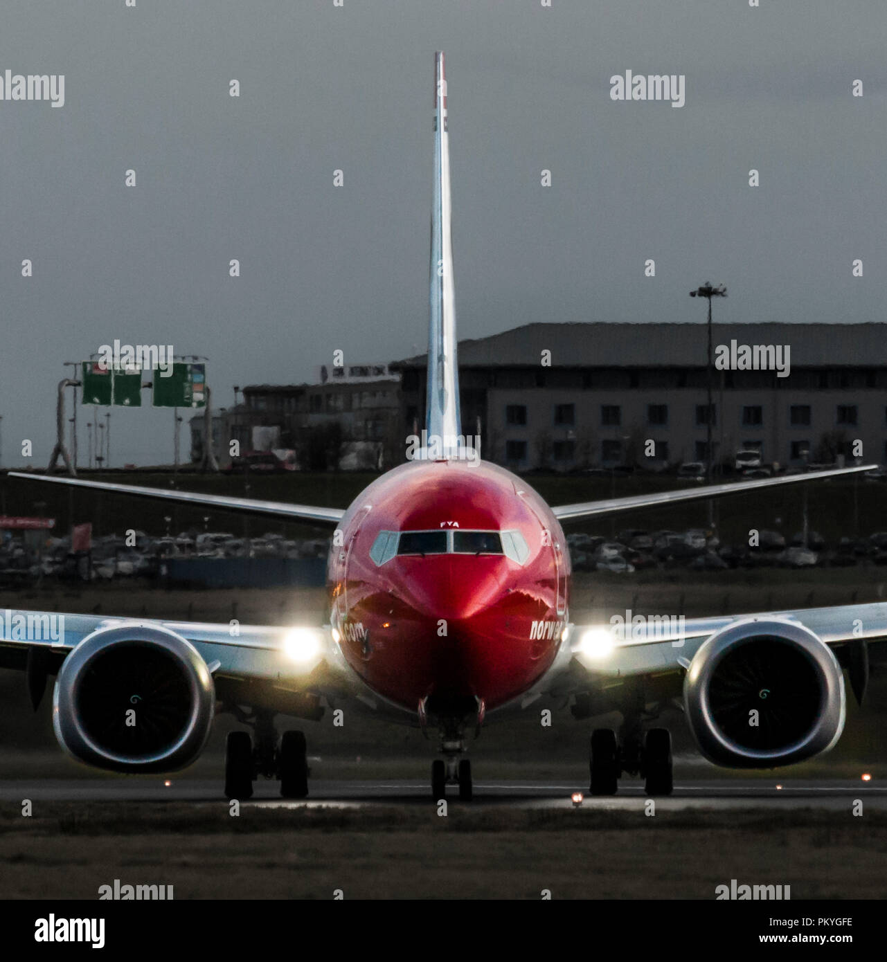 Cork, Irland, 29. März 2018. Eine norwegische Air Boeing 737 schaltet sich am Ende der Start- und Landebahn nach einem transatlantischen Flug von Boston in den Vereinigten Sta Stockfoto