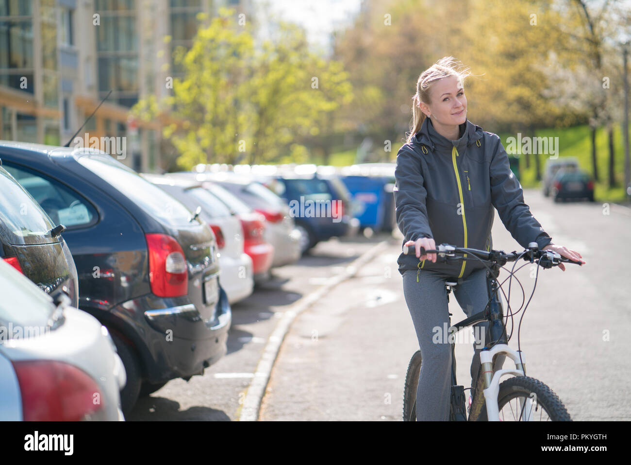 Frau das Pendeln mit dem Fahrrad und der Kamera Stockfoto