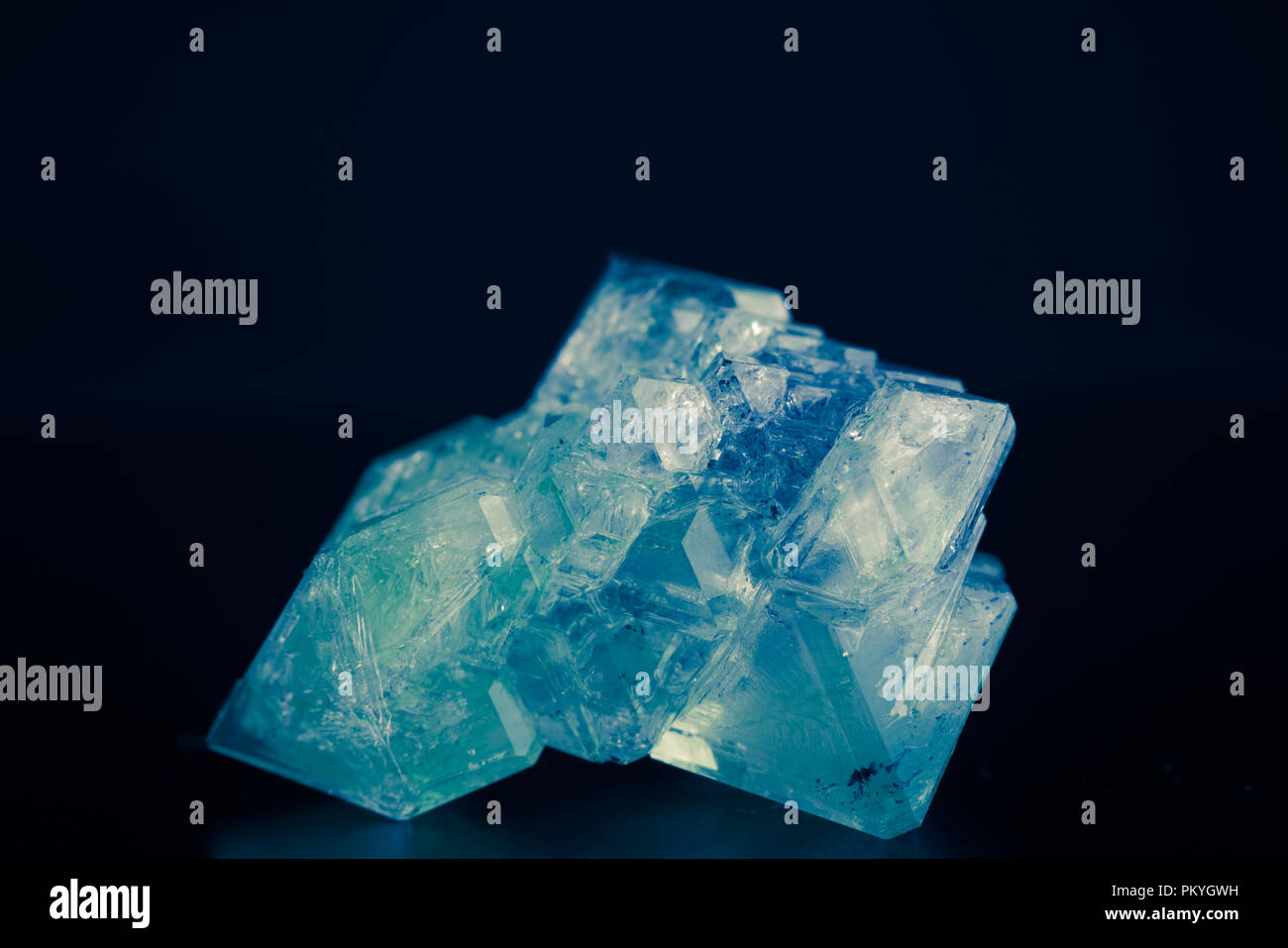 Kristall natürliches Mineralwasser auf dunklem Hintergrund Stockfoto