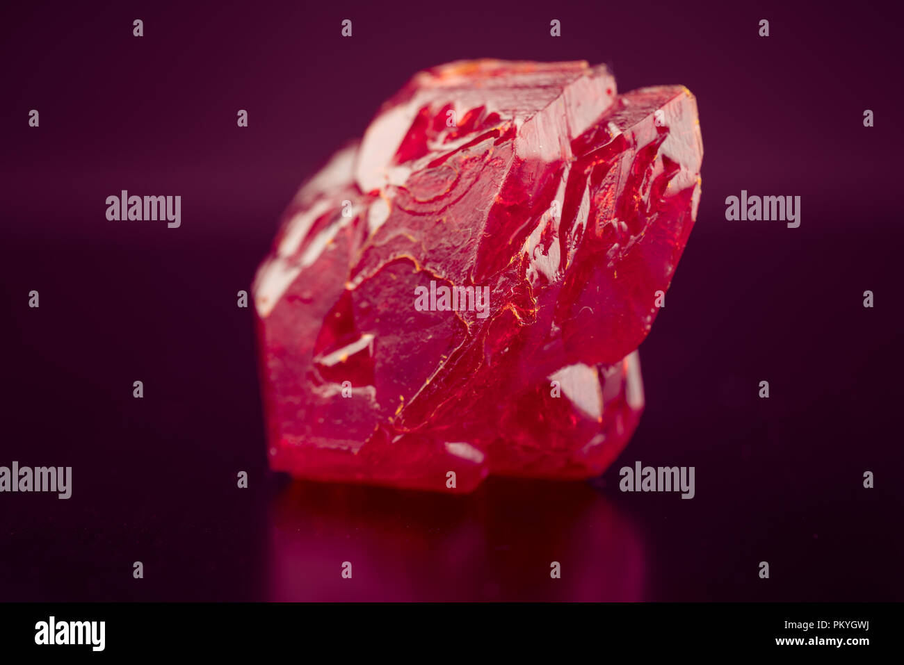 Kristall natürliches Mineralwasser auf dunklem Hintergrund Stockfoto