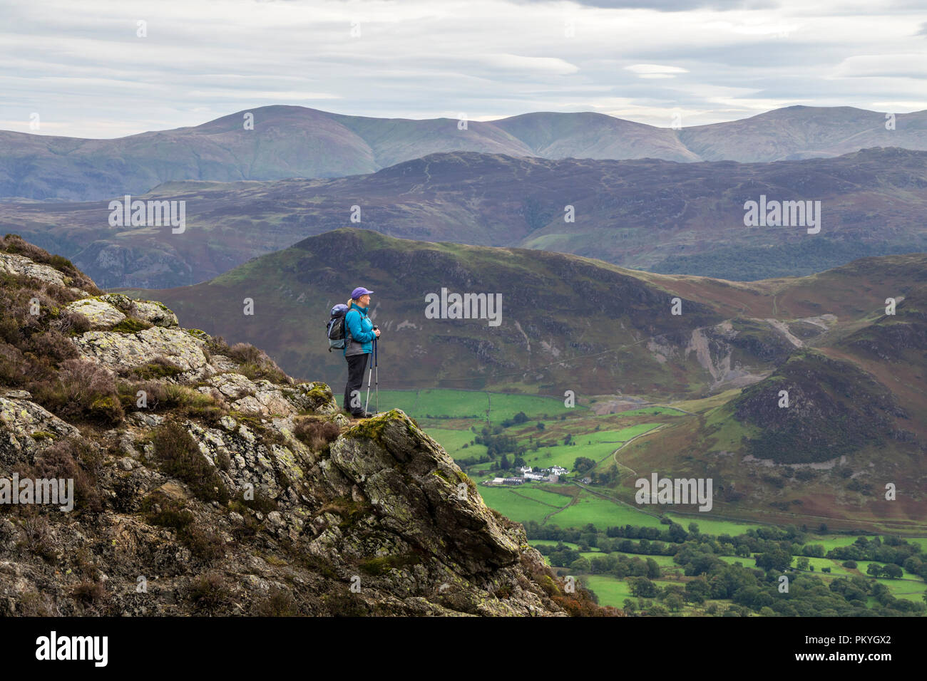 Ein Wanderer geniesst den Blick über die Newlands Valley von Ard Felsen, Lake District, Cumbria, Großbritannien Stockfoto