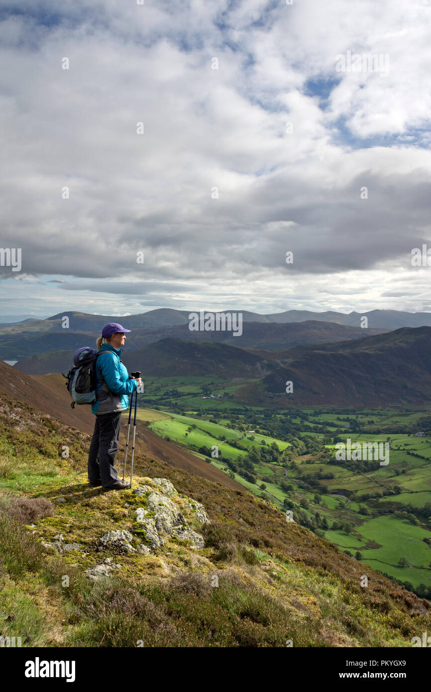 Wanderer genießen Sie den Blick über die Newlands, Tal von der Grat zwischen Knott Rigg und Ard Felsen, Lake District, Cumbria, Großbritannien Stockfoto