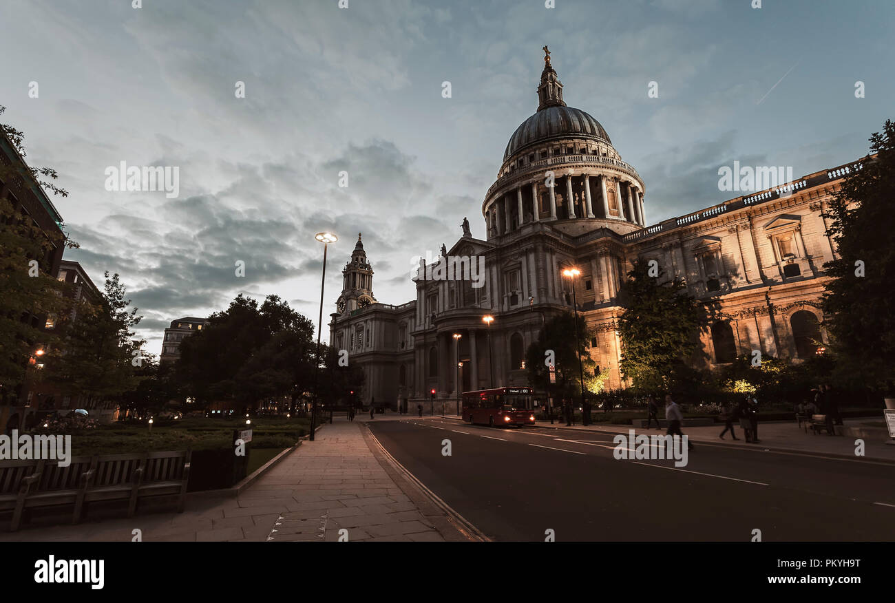 London City Night View mit St. Paul's Cathedral, England Stockfoto