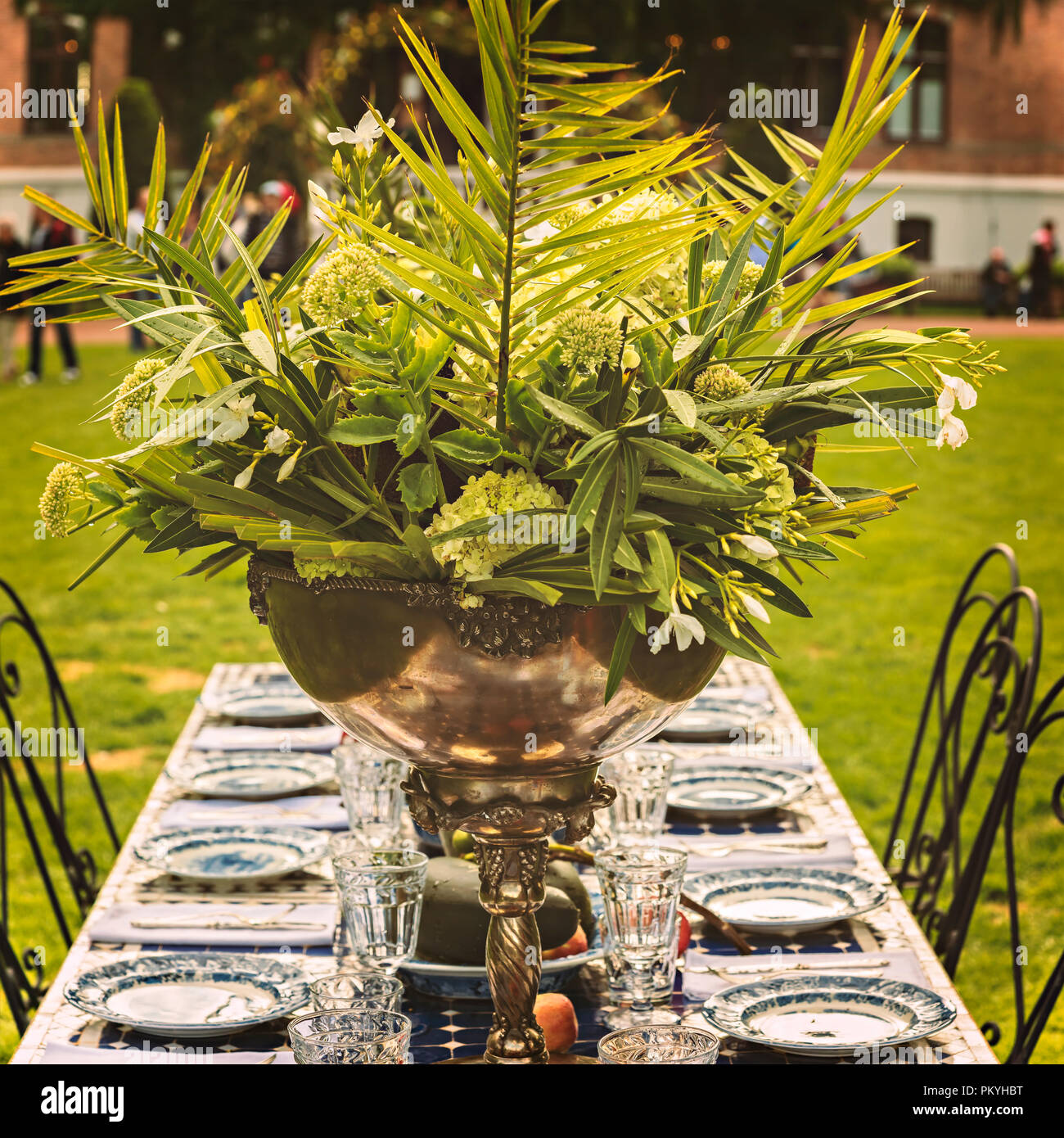 Rustikale Green Garden Party Mittelstück. Stockfoto