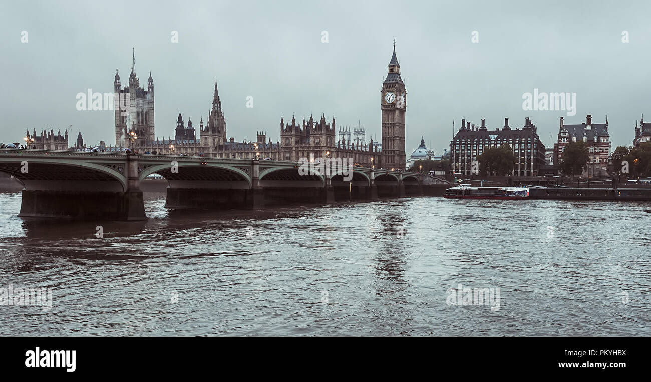Palast von Westminster und Themse in London, England Stockfoto