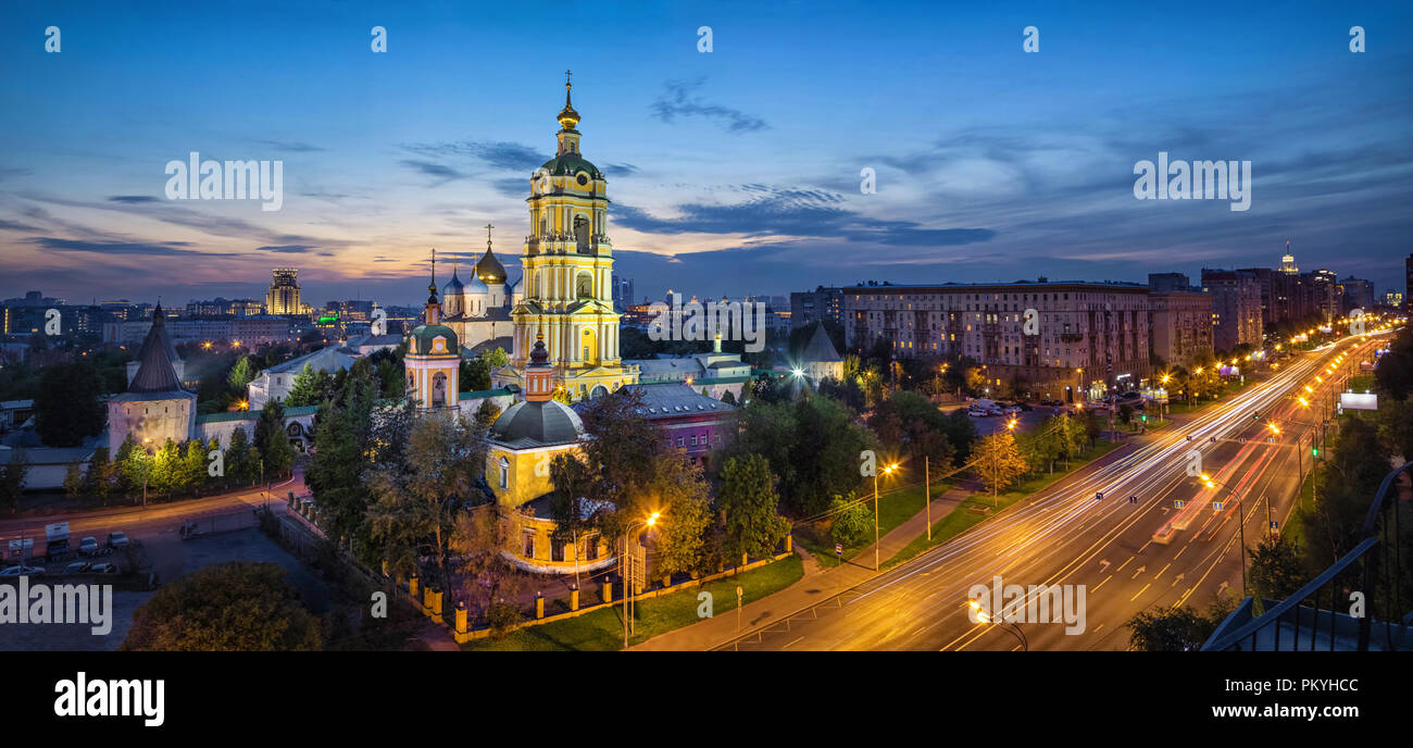 Antenne Panorama von Moskau mit novospassky Monastery in der Dämmerung, Moskau, Russland Stockfoto