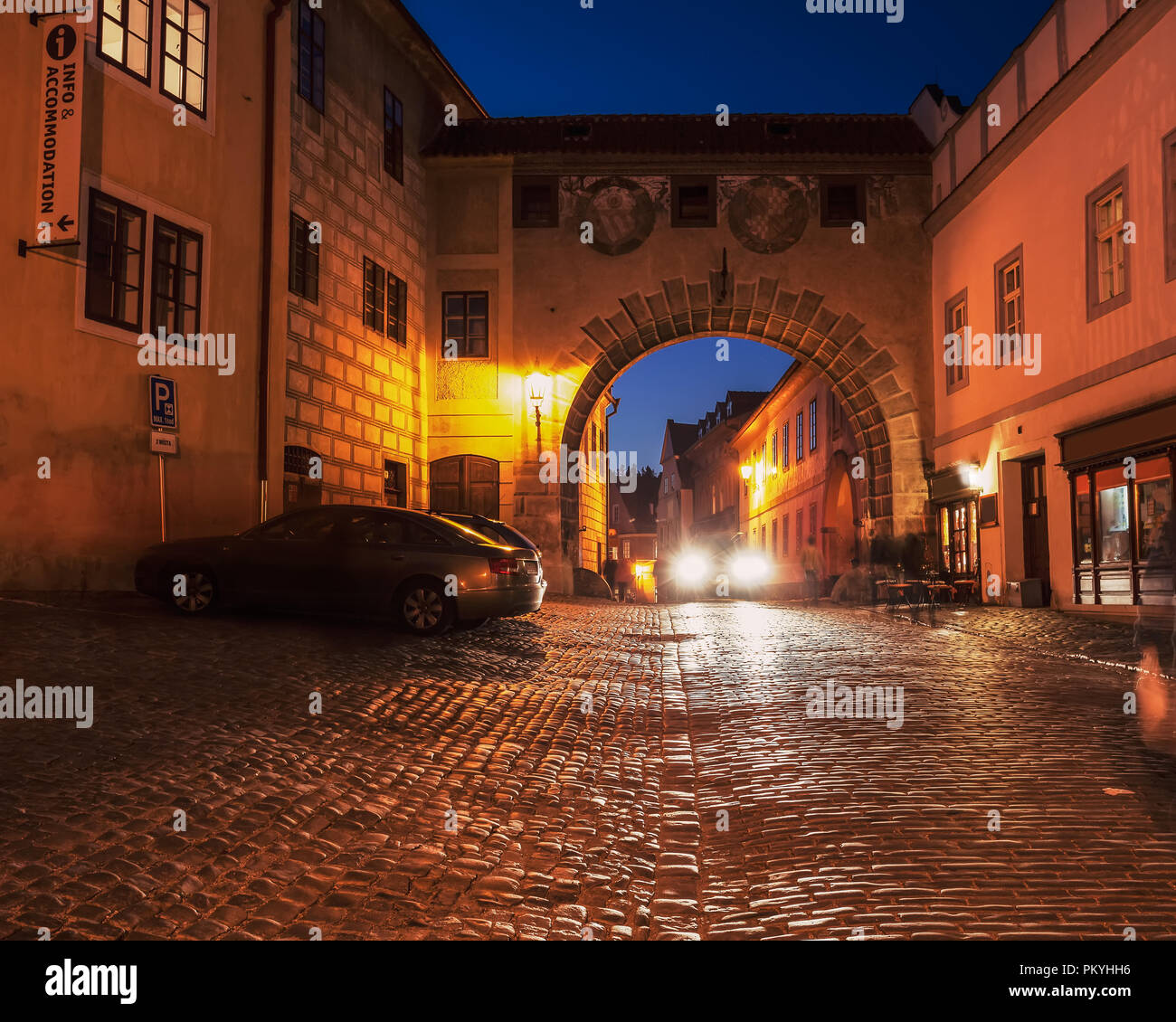 Gepflasterte Straße mit Bogen Tor von Cesky Krumlov, UNESCO-Welterbe Stockfoto