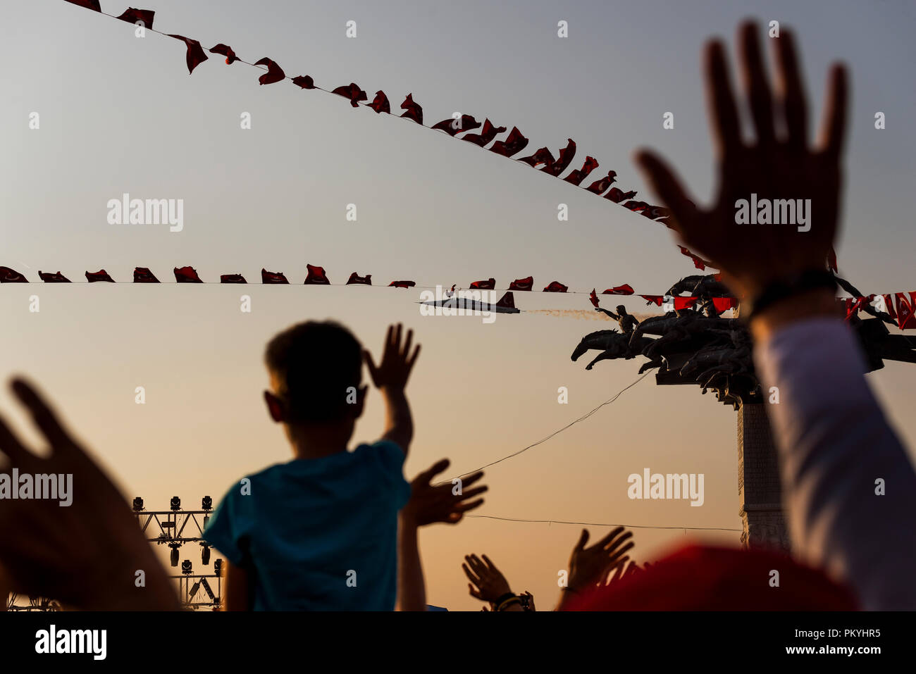 Izmir, Türkei - September 9, 2018. Republikanische Baum mit Fahnen und Leute mit Solo Turk Air Show. Zur Feier der Unabhängigkeit Tag der Iz Stockfoto