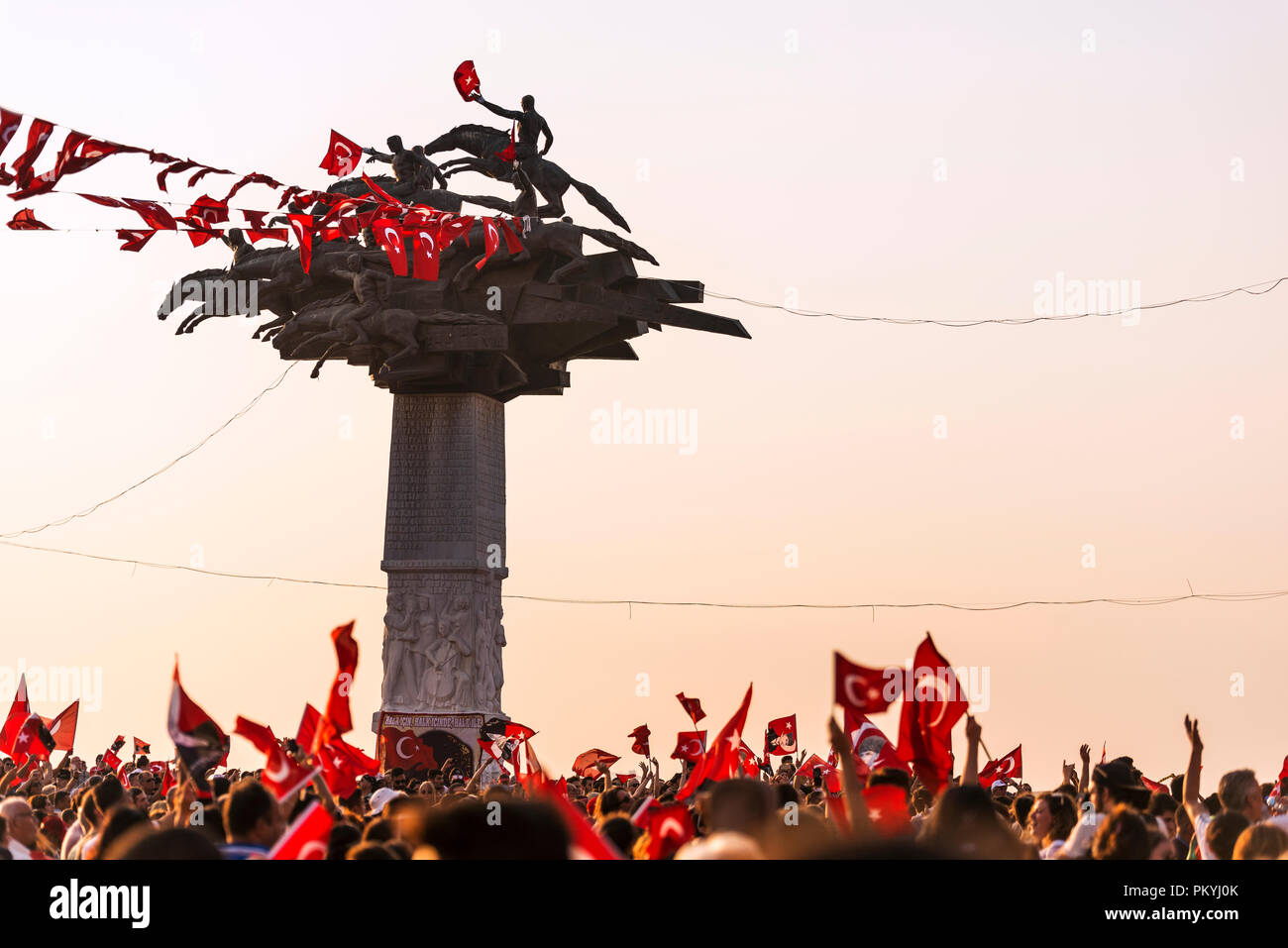 Izmir, Türkei - September 9, 2018. Republikanische Baum mit Fahnen und Leute mit Solo Turk Air Show. Zur Feier der Unabhängigkeit Tag der Iz Stockfoto