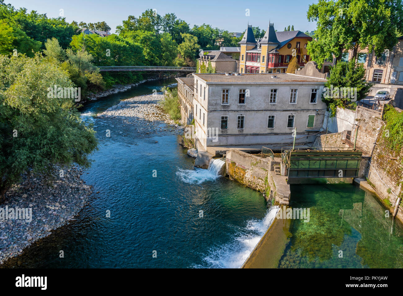 Blick auf die Dämme am Fluss oloron von der Saint Claire Brücke. Saint Marie Oloron Frankreich Stockfoto