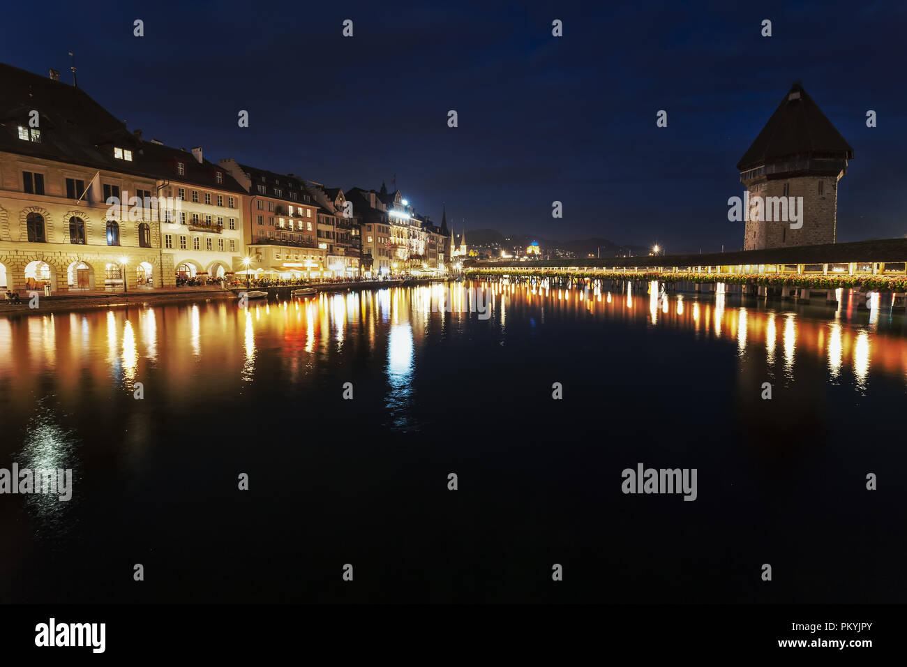 Nacht Blick auf Luzern See, Blick auf den See Luzern, Vierwaldstättersee mit Kapellbrücke Stockfoto