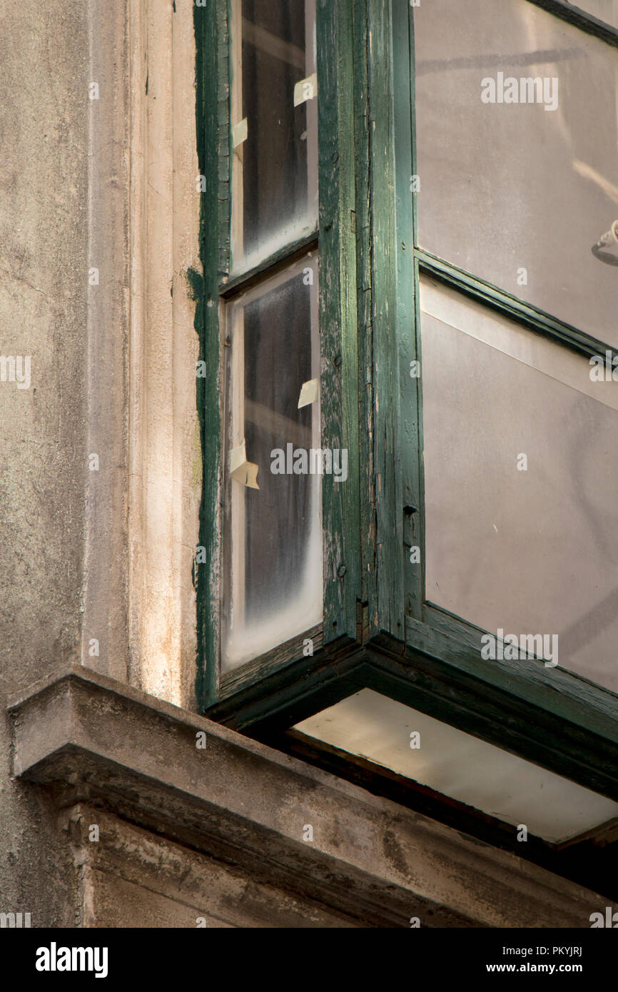 Verwitterte vintage Holz- grüne Fenster in der Altstadt von Sibenik, Dalmatien. Diese Art der Fenster ist in der Regel als Bay, Garten oder Gewächshaus Fenster. Stockfoto