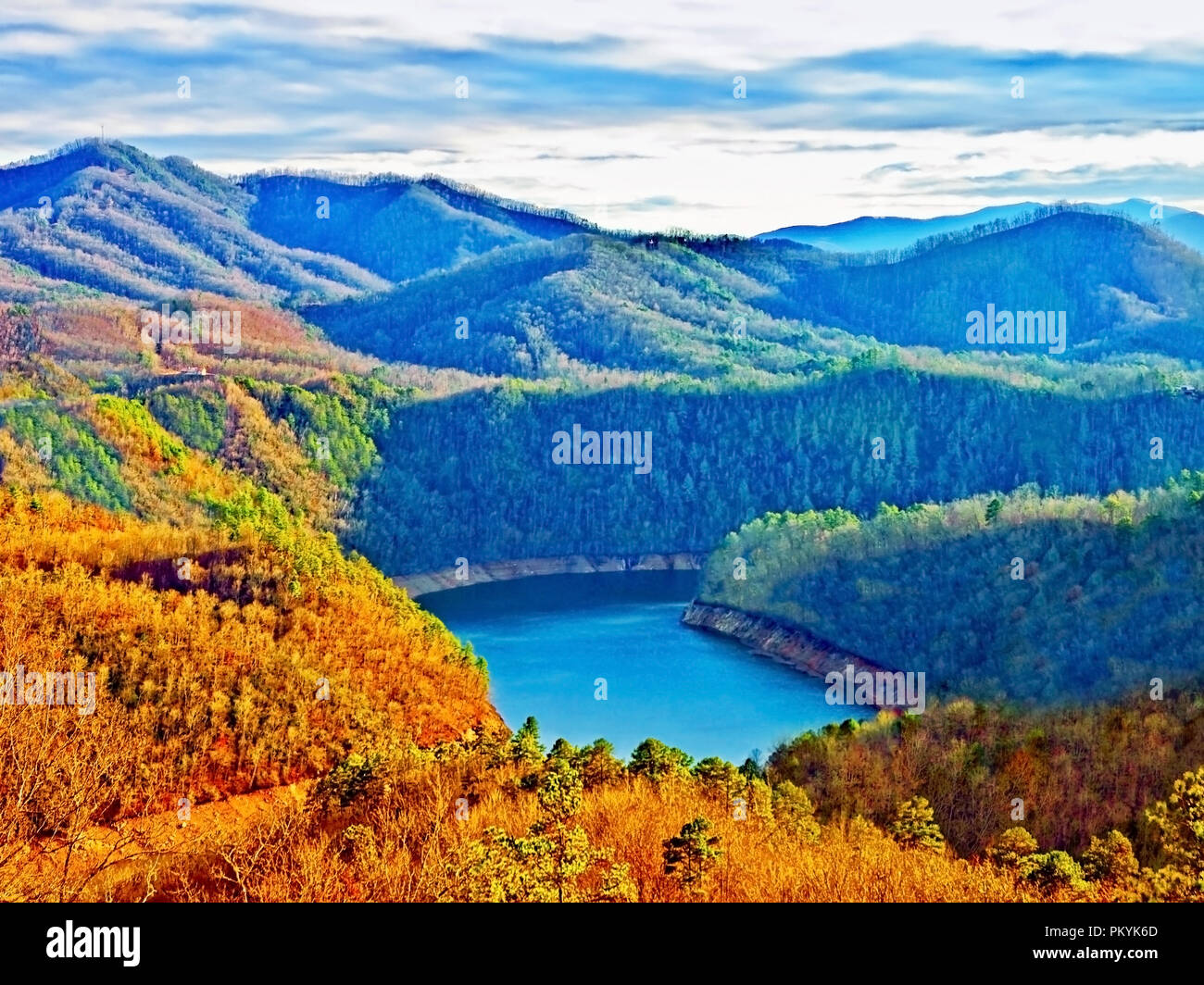 Die Sonne auf dieser wunderschönen, Anfang Winter, Landschaft der Smoky Mountains. Stockfoto