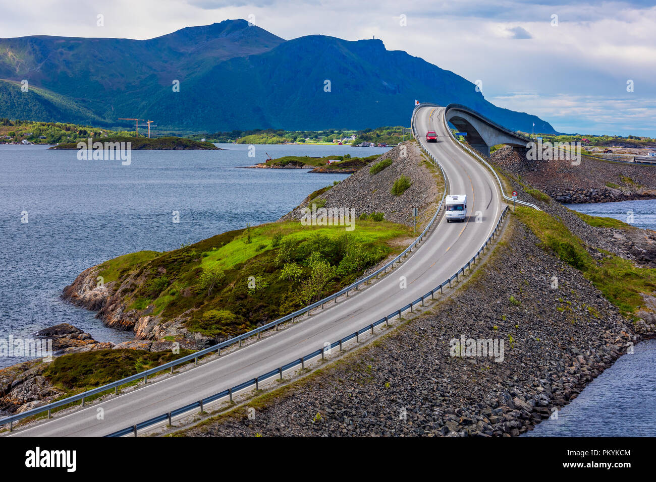 Caravan Auto fährt auf der Autobahn. Atlantik Straße oder den Atlantik Straße (atlanterhavsveien) den Titel als (Norwegische Bau von ausgezeichnet. Stockfoto